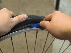 changing a road bike tyre